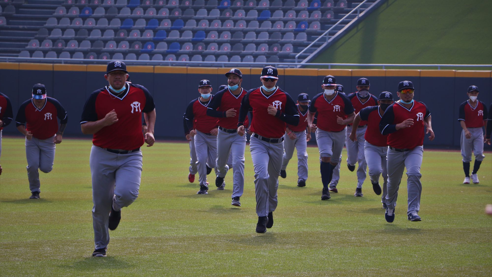 Delino Deshields, Coach, durante entrenamiento de los Rojos de