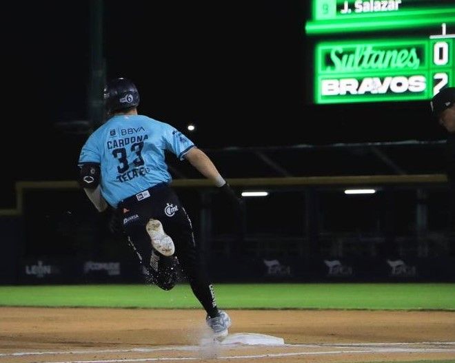 Vinny Castilla llega a la ciudad de Monterrey