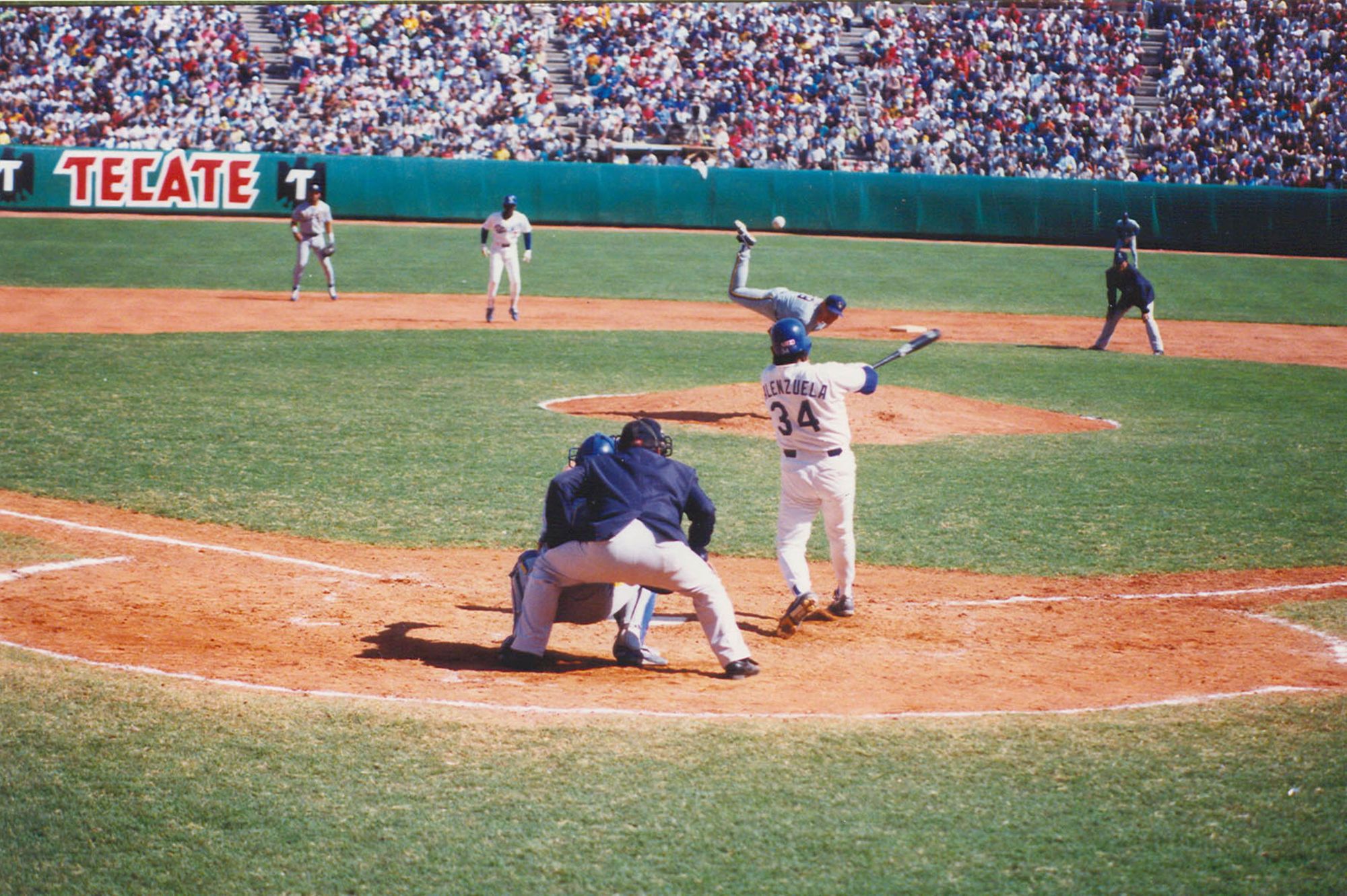 FERNANDO VALENZUELA                                                                                                                                                                 Fue aclamado en la Sultana del Norte