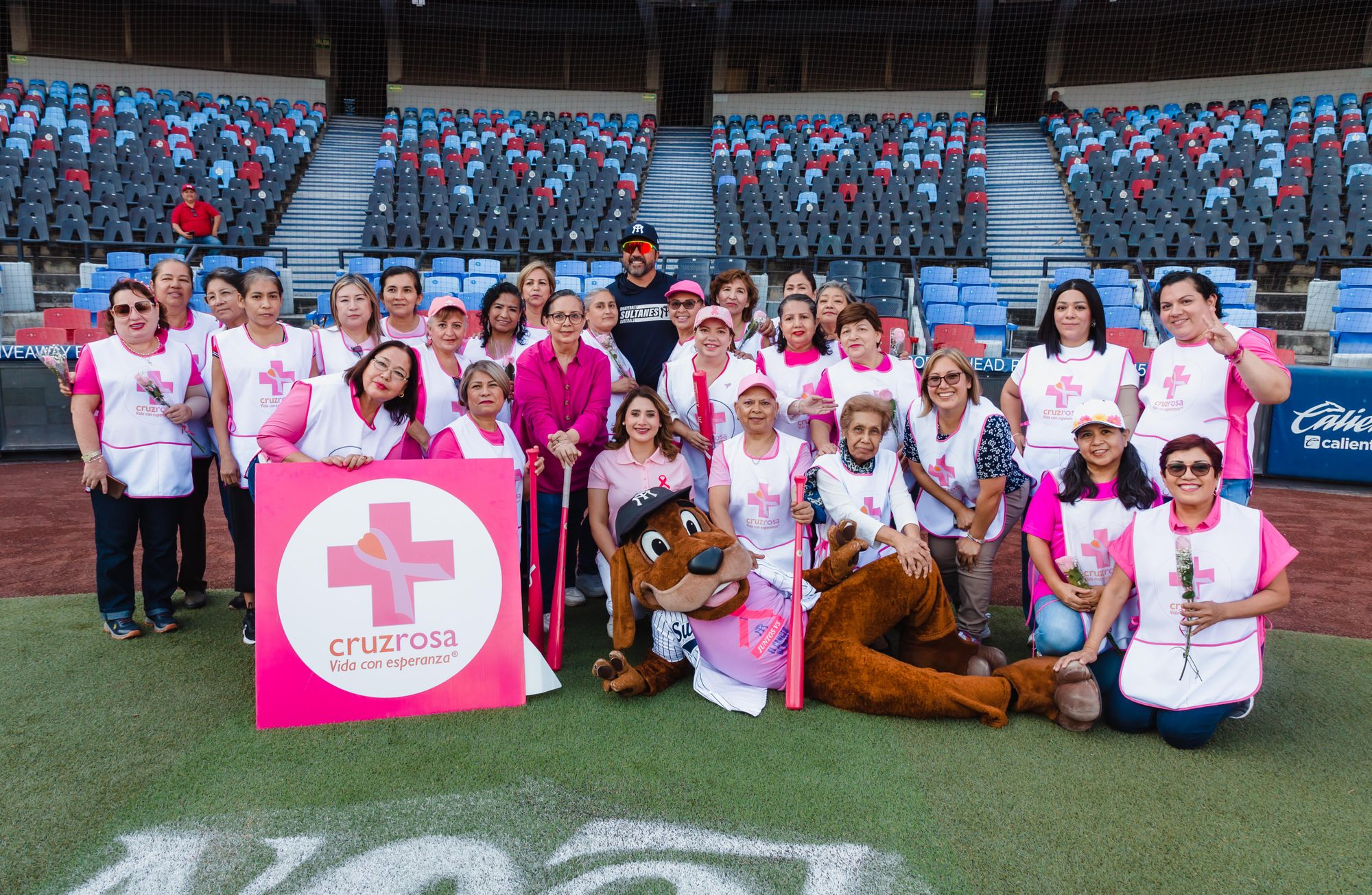 SULTANES CONTIGO INVITÓ A GUERRERAS DE LA CRUZ ROSA Y CONVIVIERON EN EL DIAMANTE