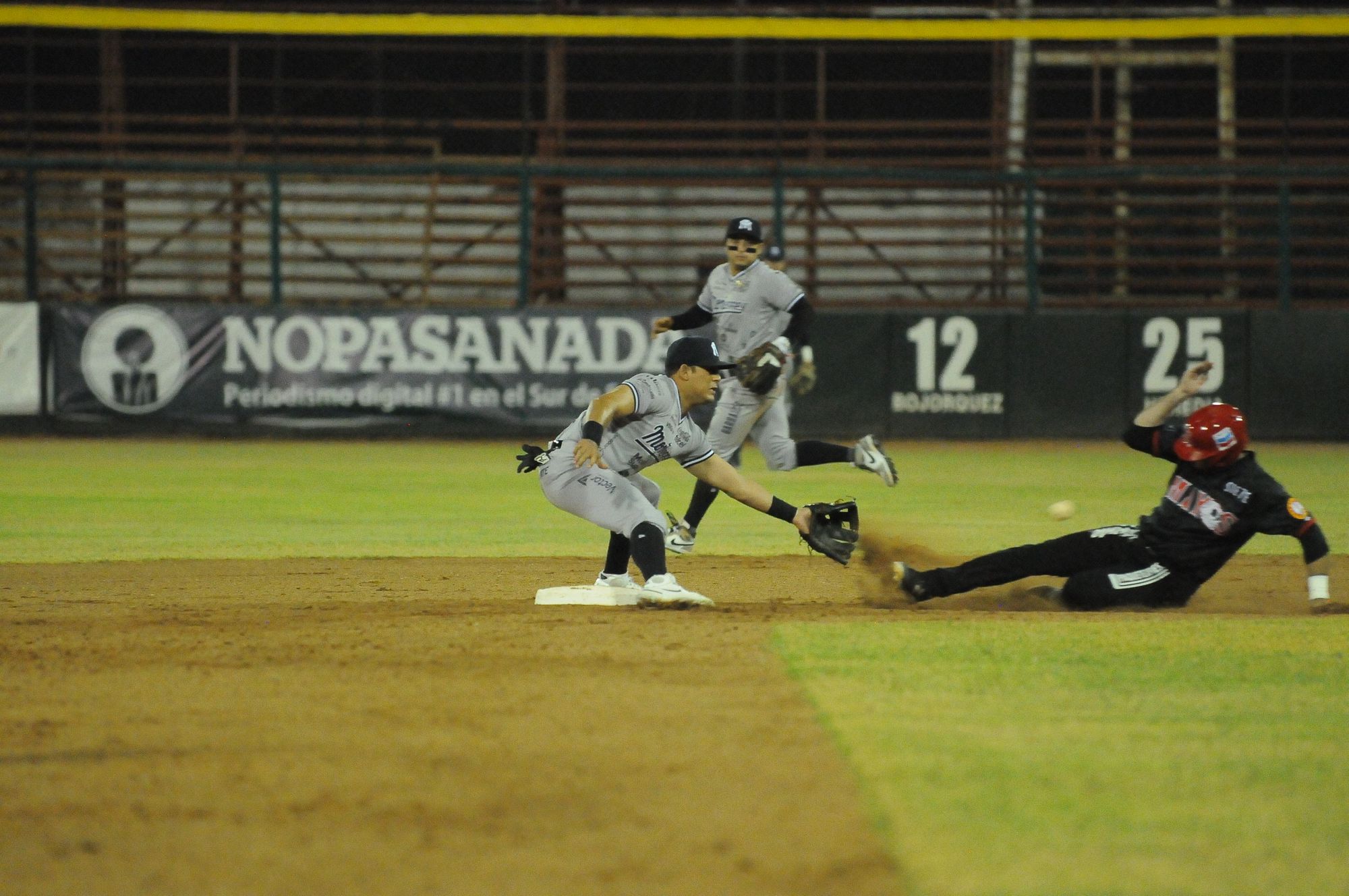 Dividen honores Sultanes y Mayos en doble cartelera dominical