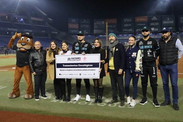 SULTANES CONTIGO ENTREGA DONATIVO A CRUZ ROSA DE FITNESS EN EL DIAMANTE