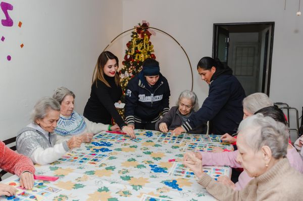 SULTANES FEMENIL VISITÓ A LAS ABUELITAS